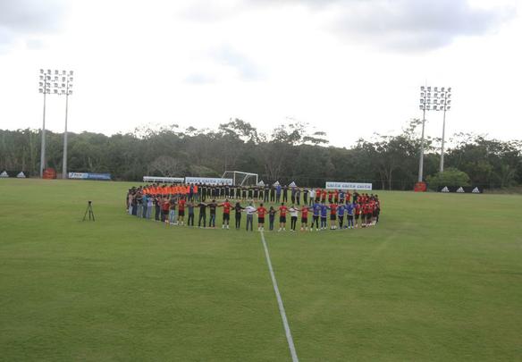 Vrios jogadores do elenco atuaram com o meia Ananias, em 2014, no prprio Sport. Alm disso, Apodi, Tlio de Melo e Edmilson j foram jogadores da Chapecoense em anos recentes. Clima no treinamento foi de tristeza, emoo e tributos s vtimas do acidente areo.