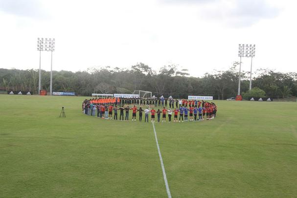 Vrios jogadores do elenco atuaram com o meia Ananias, em 2014, no prprio Sport. Alm disso, Apodi, Tlio de Melo e Edmilson j foram jogadores da Chapecoense em anos recentes. Clima no treinamento foi de tristeza, emoo e tributos s vtimas do acidente areo.