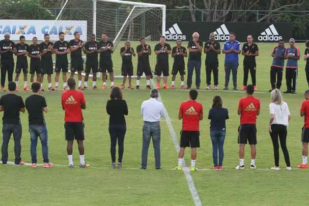 Vrios jogadores do elenco atuaram com o meia Ananias, em 2014, no prprio Sport. Alm disso, Apodi, Tlio de Melo e Edmilson j foram jogadores da Chapecoense em anos recentes. Clima no treinamento foi de tristeza, emoo e tributos s vtimas do acidente areo.