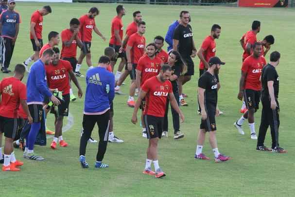 Vrios jogadores do elenco atuaram com o meia Ananias, em 2014, no prprio Sport. Alm disso, Apodi, Tlio de Melo e Edmilson j foram jogadores da Chapecoense em anos recentes. Clima no treinamento foi de tristeza, emoo e tributos s vtimas do acidente areo.