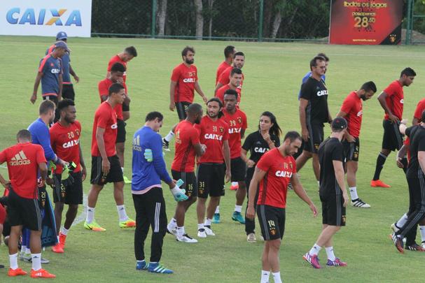 Vrios jogadores do elenco atuaram com o meia Ananias, em 2014, no prprio Sport. Alm disso, Apodi, Tlio de Melo e Edmilson j foram jogadores da Chapecoense em anos recentes. Clima no treinamento foi de tristeza, emoo e tributos s vtimas do acidente areo.