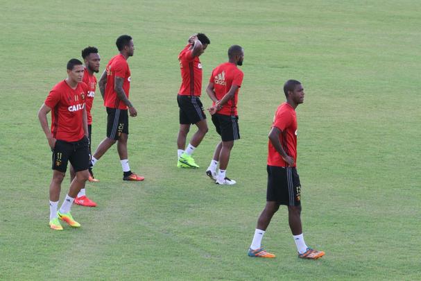 Vrios jogadores do elenco atuaram com o meia Ananias, em 2014, no prprio Sport. Alm disso, Apodi, Tlio de Melo e Edmilson j foram jogadores da Chapecoense em anos recentes. Clima no treinamento foi de tristeza, emoo e tributos s vtimas do acidente areo.