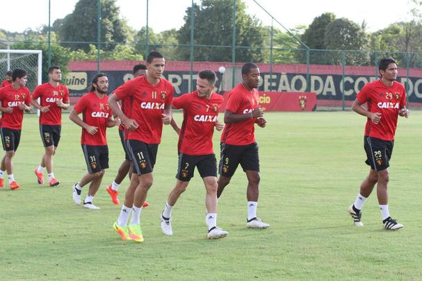 Vrios jogadores do elenco atuaram com o meia Ananias, em 2014, no prprio Sport. Alm disso, Apodi, Tlio de Melo e Edmilson j foram jogadores da Chapecoense em anos recentes. Clima no treinamento foi de tristeza, emoo e tributos s vtimas do acidente areo.