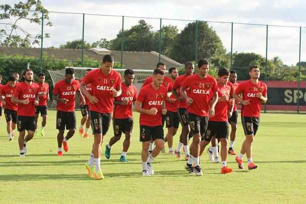 Vrios jogadores do elenco atuaram com o meia Ananias, em 2014, no prprio Sport. Alm disso, Apodi, Tlio de Melo e Edmilson j foram jogadores da Chapecoense em anos recentes. Clima no treinamento foi de tristeza, emoo e tributos s vtimas do acidente areo.