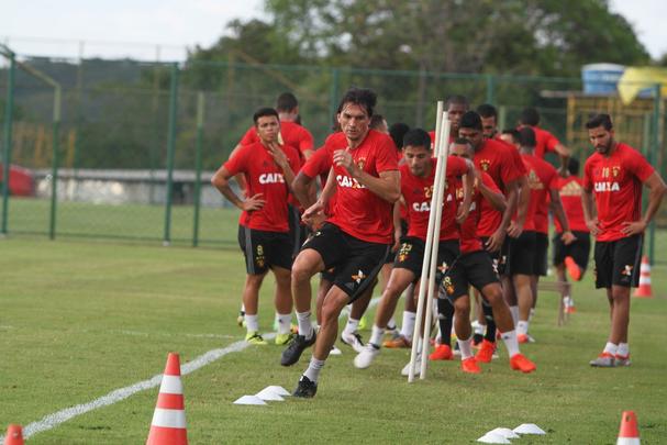Vrios jogadores do elenco atuaram com o meia Ananias, em 2014, no prprio Sport. Alm disso, Apodi, Tlio de Melo e Edmilson j foram jogadores da Chapecoense em anos recentes. Clima no treinamento foi de tristeza, emoo e tributos s vtimas do acidente areo.