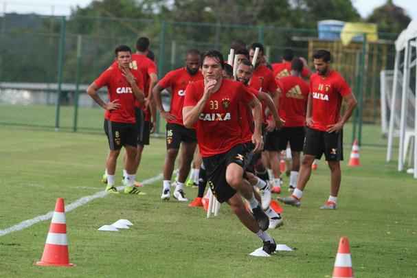 Vrios jogadores do elenco atuaram com o meia Ananias, em 2014, no prprio Sport. Alm disso, Apodi, Tlio de Melo e Edmilson j foram jogadores da Chapecoense em anos recentes. Clima no treinamento foi de tristeza, emoo e tributos s vtimas do acidente areo.