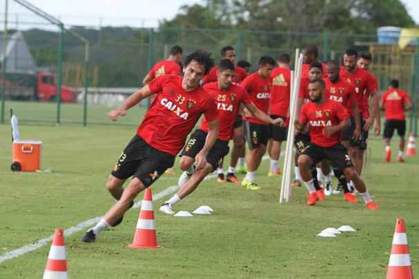 Vrios jogadores do elenco atuaram com o meia Ananias, em 2014, no prprio Sport. Alm disso, Apodi, Tlio de Melo e Edmilson j foram jogadores da Chapecoense em anos recentes. Clima no treinamento foi de tristeza, emoo e tributos s vtimas do acidente areo.