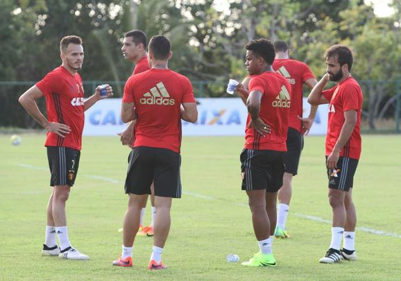 Vrios jogadores do elenco atuaram com o meia Ananias, em 2014, no prprio Sport. Alm disso, Apodi, Tlio de Melo e Edmilson j foram jogadores da Chapecoense em anos recentes. Clima no treinamento foi de tristeza, emoo e tributos s vtimas do acidente areo.