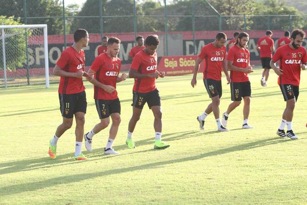 Vrios jogadores do elenco atuaram com o meia Ananias, em 2014, no prprio Sport. Alm disso, Apodi, Tlio de Melo e Edmilson j foram jogadores da Chapecoense em anos recentes. Clima no treinamento foi de tristeza, emoo e tributos s vtimas do acidente areo.