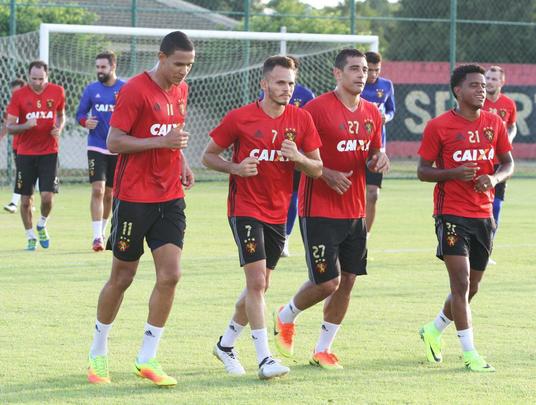 Vrios jogadores do elenco atuaram com o meia Ananias, em 2014, no prprio Sport. Alm disso, Apodi, Tlio de Melo e Edmilson j foram jogadores da Chapecoense em anos recentes. Clima no treinamento foi de tristeza, emoo e tributos s vtimas do acidente areo.