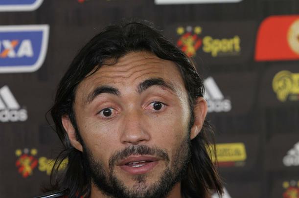 Vrios jogadores do elenco atuaram com o meia Ananias, em 2014, no prprio Sport. Alm disso, Apodi, Tlio de Melo e Edmilson j foram jogadores da Chapecoense em anos recentes. Clima no treinamento foi de tristeza, emoo e tributos s vtimas do acidente areo.