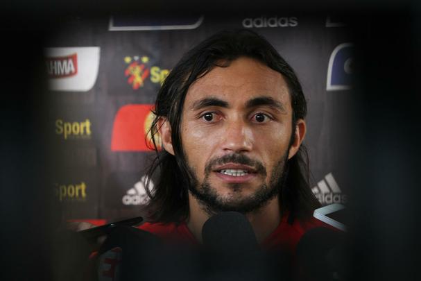 Vrios jogadores do elenco atuaram com o meia Ananias, em 2014, no prprio Sport. Alm disso, Apodi, Tlio de Melo e Edmilson j foram jogadores da Chapecoense em anos recentes. Clima no treinamento foi de tristeza, emoo e tributos s vtimas do acidente areo.