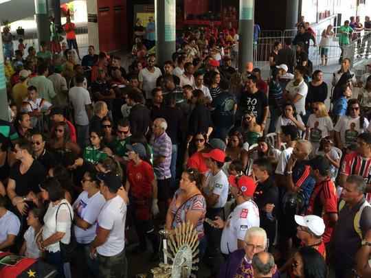 Pernambucanos se despedem de Clber Santana, 35 anos, jogador natural de Abreu e Lima, morto no acidente areo em Medelln