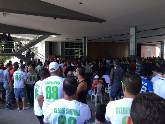 Pernambucanos se despedem de Clber Santana, 35 anos, jogador natural de Abreu e Lima, morto no acidente areo em Medelln