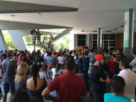 Pernambucanos se despedem de Clber Santana, 35 anos, jogador natural de Abreu e Lima, morto no acidente areo em Medelln