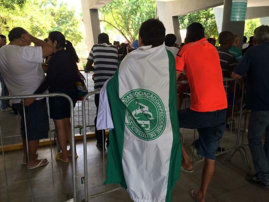 Pernambucanos se despedem de Clber Santana, 35 anos, jogador natural de Abreu e Lima, morto no acidente areo em Medelln