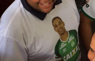 Pernambucanos se despedem de Clber Santana, 35 anos, jogador natural de Abreu e Lima, morto no acidente areo em Medelln
