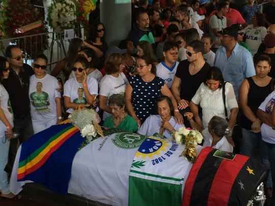 Pernambucanos se despedem de Clber Santana, 35 anos, jogador natural de Abreu e Lima, morto no acidente areo em Medelln