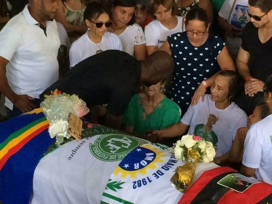 Pernambucanos se despedem de Clber Santana, 35 anos, jogador natural de Abreu e Lima, morto no acidente areo em Medelln