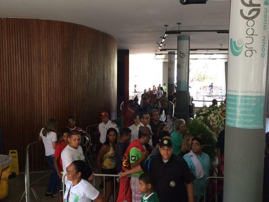 Pernambucanos se despedem de Clber Santana, 35 anos, jogador natural de Abreu e Lima, morto no acidente areo em Medelln