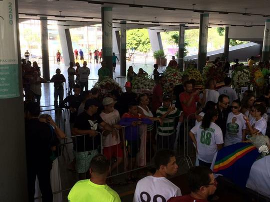 Pernambucanos se despedem de Clber Santana, 35 anos, jogador natural de Abreu e Lima, morto no acidente areo em Medelln