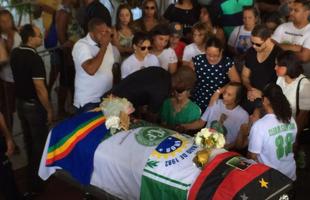 Pernambucanos se despedem de Clber Santana, 35 anos, jogador natural de Abreu e Lima, morto no acidente areo em Medelln