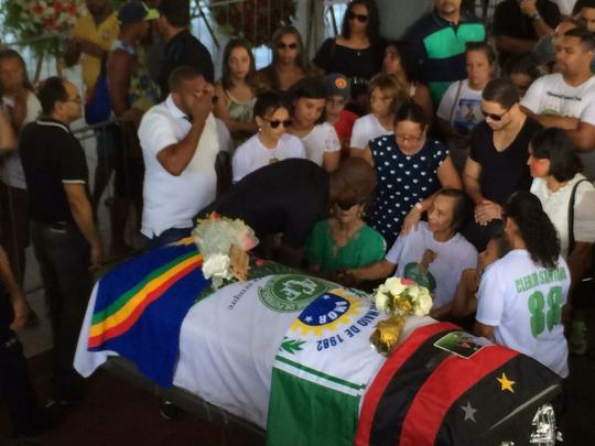 Pernambucanos se despedem de Clber Santana, 35 anos, jogador natural de Abreu e Lima, morto no acidente areo em Medelln
