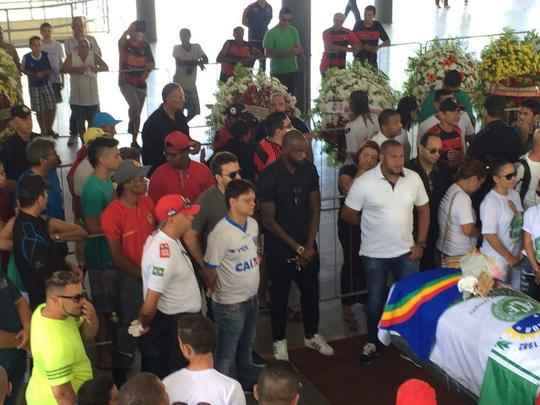 Pernambucanos se despedem de Clber Santana, jogador natural de Abreu e Lima, morto no acidente areo em Medelln