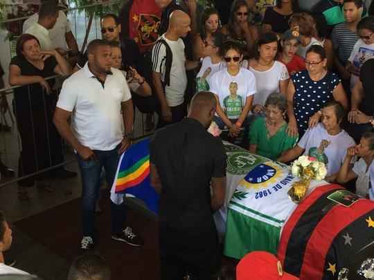 Pernambucanos se despedem de Clber Santana, jogador natural de Abreu e Lima, morto no acidente areo em Medelln