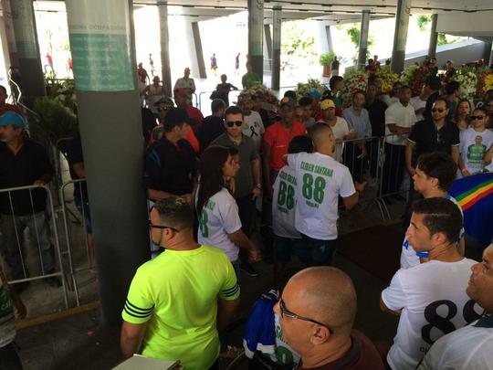 Pernambucanos se despedem de Clber Santana, jogador natural de Abreu e Lima, morto no acidente areo em Medelln