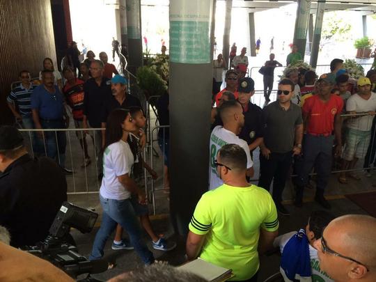 Pernambucanos se despedem de Clber Santana, jogador natural de Abreu e Lima, morto no acidente areo em Medelln