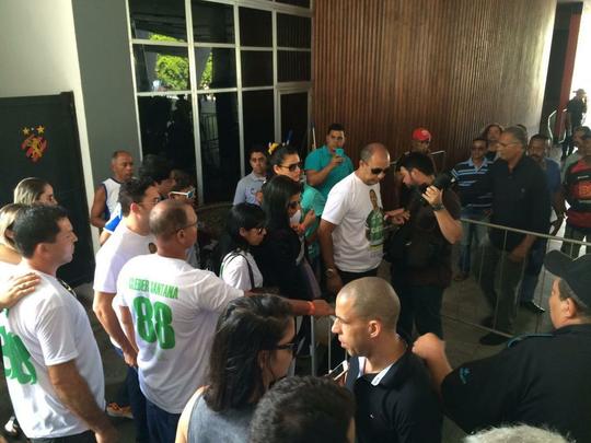 Pernambucanos se despedem de Clber Santana, jogador natural de Abreu e Lima, morto no acidente areo em Medelln