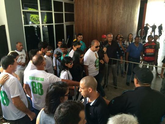 Pernambucanos se despedem de Clber Santana, jogador natural de Abreu e Lima, morto no acidente areo em Medelln