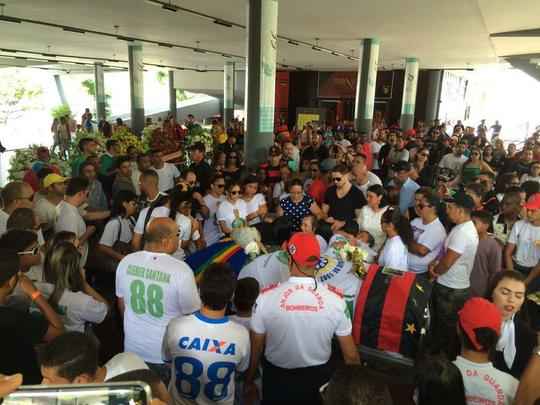 Pernambucanos se despedem de Clber Santana, jogador natural de Abreu e Lima, morto no acidente areo em Medelln