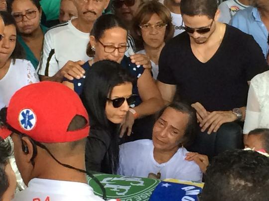 Pernambucanos se despedem de Clber Santana, jogador natural de Abreu e Lima, morto no acidente areo em Medelln