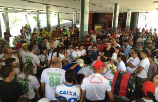 Pernambucanos se despedem de Clber Santana, jogador natural de Abreu e Lima, morto no acidente areo em Medelln