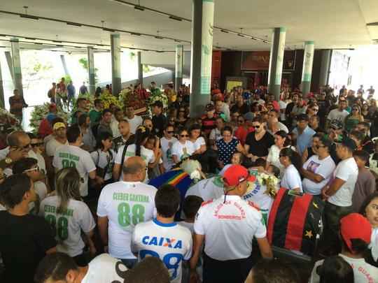 Pernambucanos se despedem de Clber Santana, jogador natural de Abreu e Lima, morto no acidente areo em Medelln