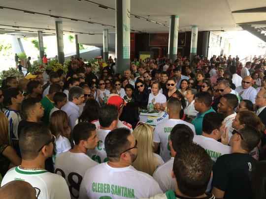 Pernambucanos se despedem de Clber Santana, jogador natural de Abreu e Lima, morto no acidente areo em Medelln