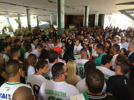 Pernambucanos se despedem de Clber Santana, jogador natural de Abreu e Lima, morto no acidente areo em Medelln