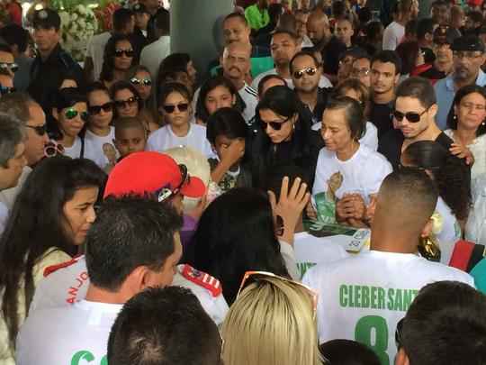 Pernambucanos se despedem de Clber Santana, jogador natural de Abreu e Lima, morto no acidente areo em Medelln