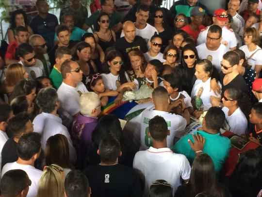 Pernambucanos se despedem de Clber Santana, jogador natural de Abreu e Lima, morto no acidente areo em Medelln