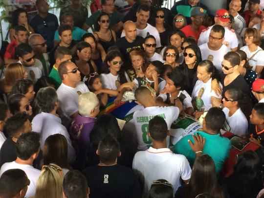 Pernambucanos se despedem de Clber Santana, jogador natural de Abreu e Lima, morto no acidente areo em Medelln