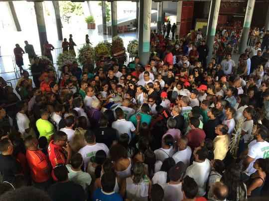 Pernambucanos se despedem de Clber Santana, jogador natural de Abreu e Lima, morto no acidente areo em Medelln