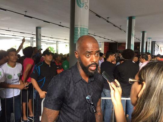 Pernambucanos se despedem de Clber Santana, jogador natural de Abreu e Lima, morto no acidente areo em Medelln