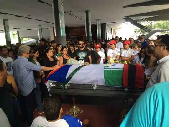 Pernambucanos se despedem de Clber Santana, jogador natural de Abreu e Lima, morto no acidente areo em Medelln