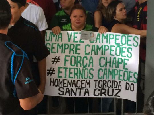 Pernambucanos se despedem de Clber Santana, jogador natural de Abreu e Lima, morto no acidente areo em Medelln