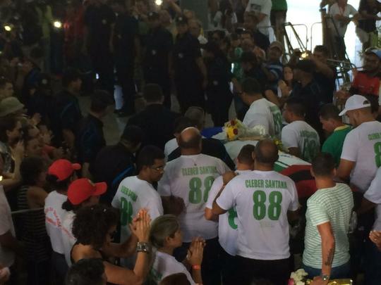 Pernambucanos se despedem de Clber Santana, jogador natural de Abreu e Lima, morto no acidente areo em Medelln
