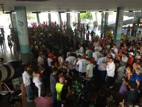 Pernambucanos se despedem de Clber Santana, jogador natural de Abreu e Lima, morto no acidente areo em Medelln
