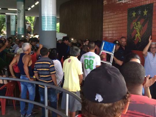 Pernambucanos se despedem de Clber Santana, jogador natural de Abreu e Lima, morto no acidente areo em Medelln
