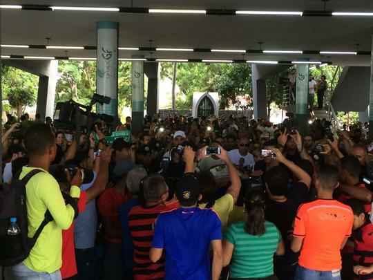 Pernambucanos se despedem de Clber Santana, jogador natural de Abreu e Lima, morto no acidente areo em Medelln
